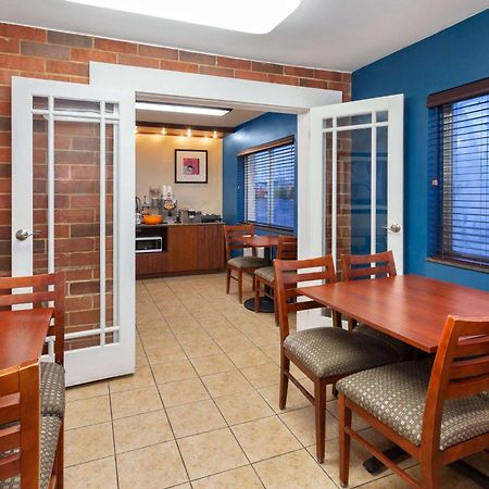 Days Inn By Wyndham Rockford I-90 Casino District Екстер'єр фото