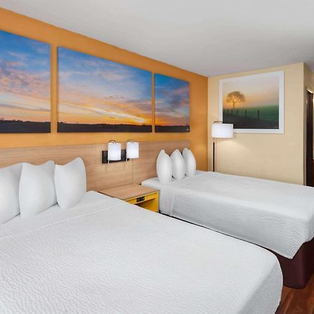 Days Inn By Wyndham Rockford I-90 Casino District Екстер'єр фото