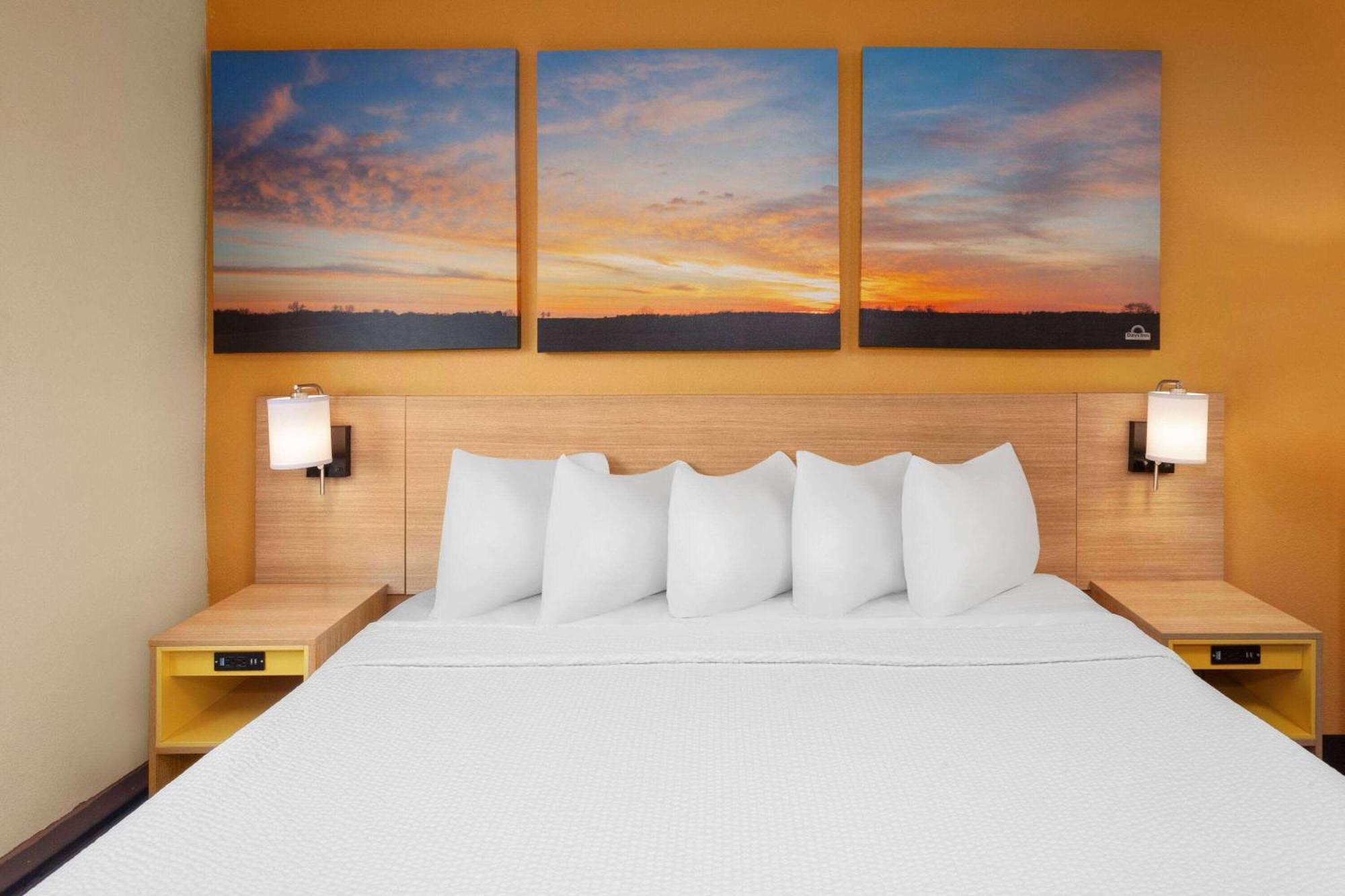 Days Inn By Wyndham Rockford I-90 Casino District Екстер'єр фото