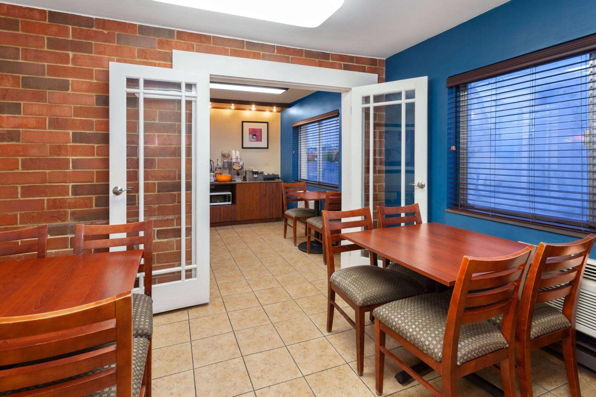 Days Inn By Wyndham Rockford I-90 Casino District Екстер'єр фото