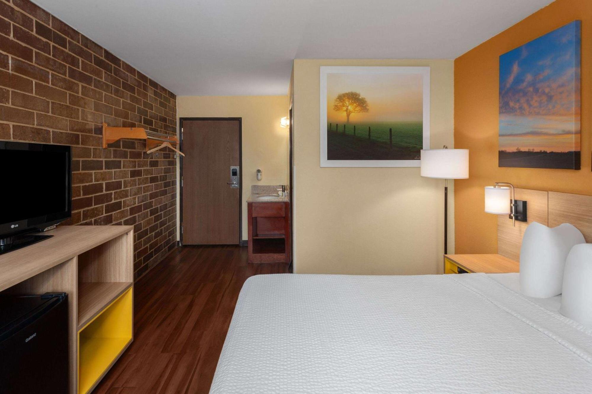Days Inn By Wyndham Rockford I-90 Casino District Екстер'єр фото