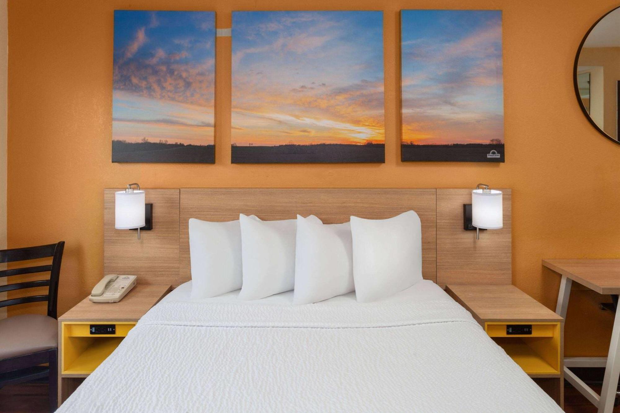 Days Inn By Wyndham Rockford I-90 Casino District Екстер'єр фото