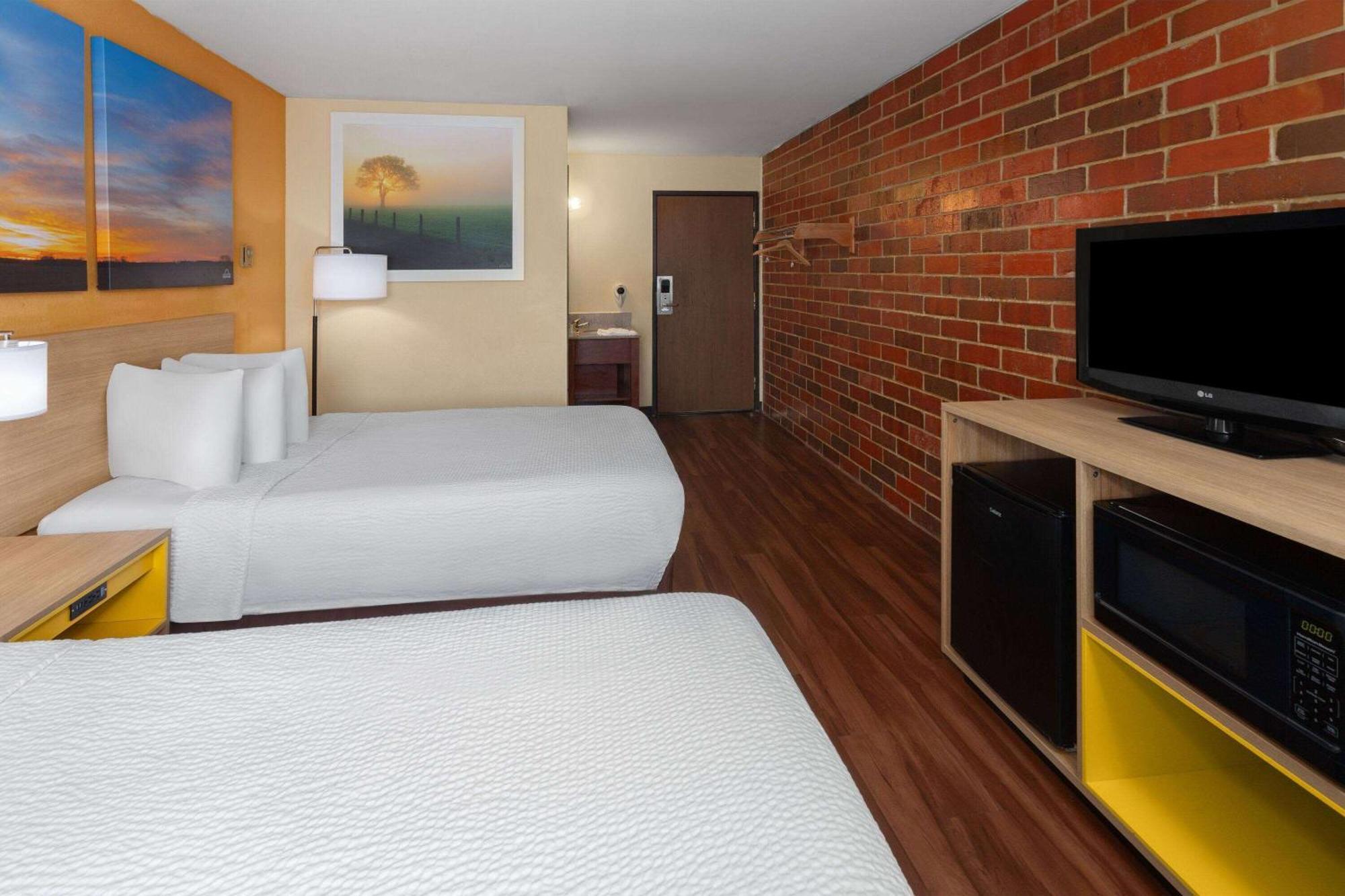 Days Inn By Wyndham Rockford I-90 Casino District Екстер'єр фото