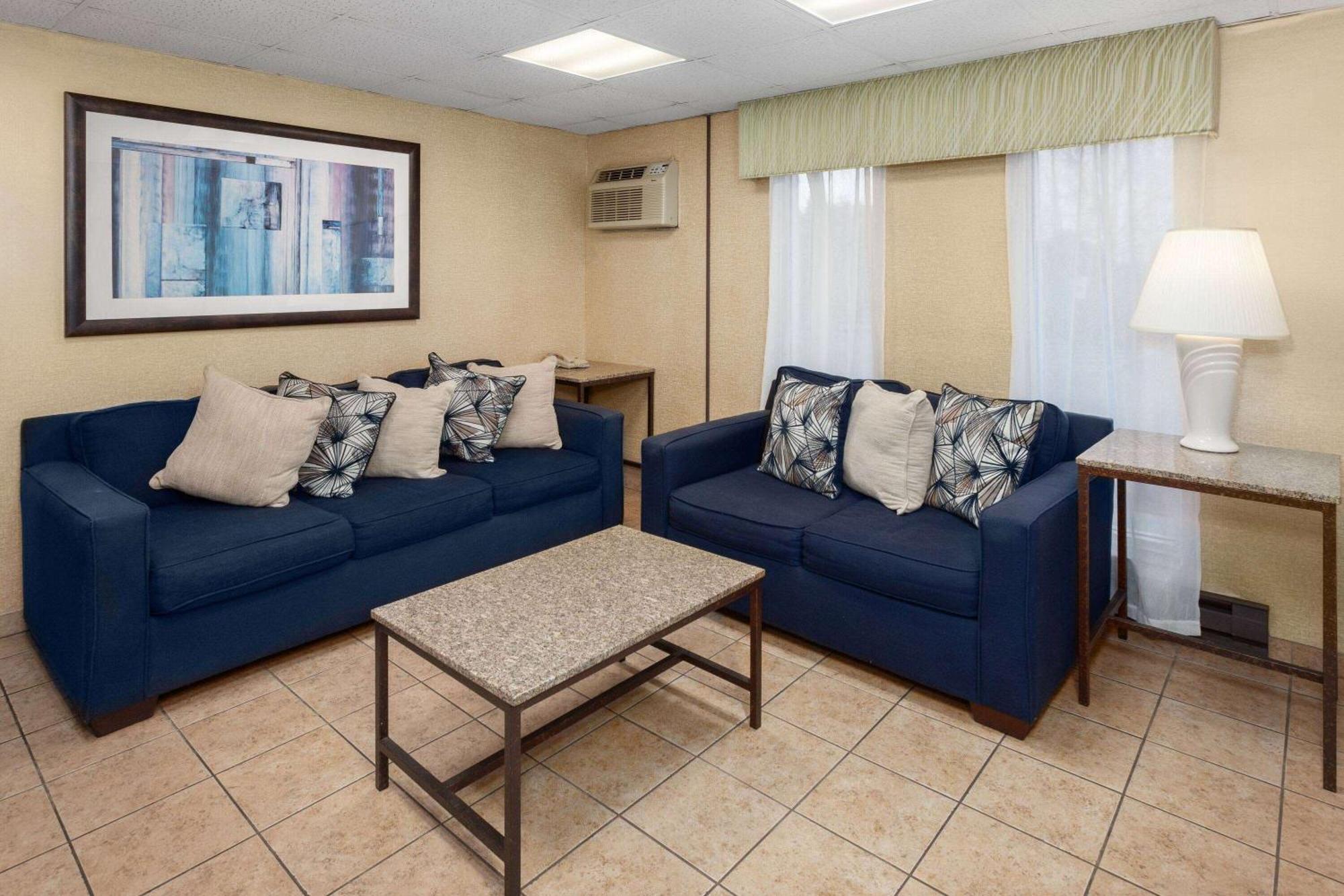 Days Inn By Wyndham Rockford I-90 Casino District Екстер'єр фото
